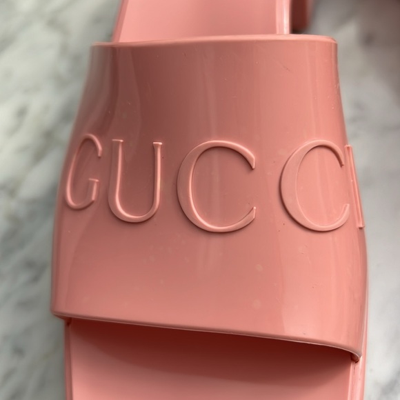 Authentic GUCCI
Pink Rubber Slide Heeled Sandals bloggers favorite - Picture 13 of 16